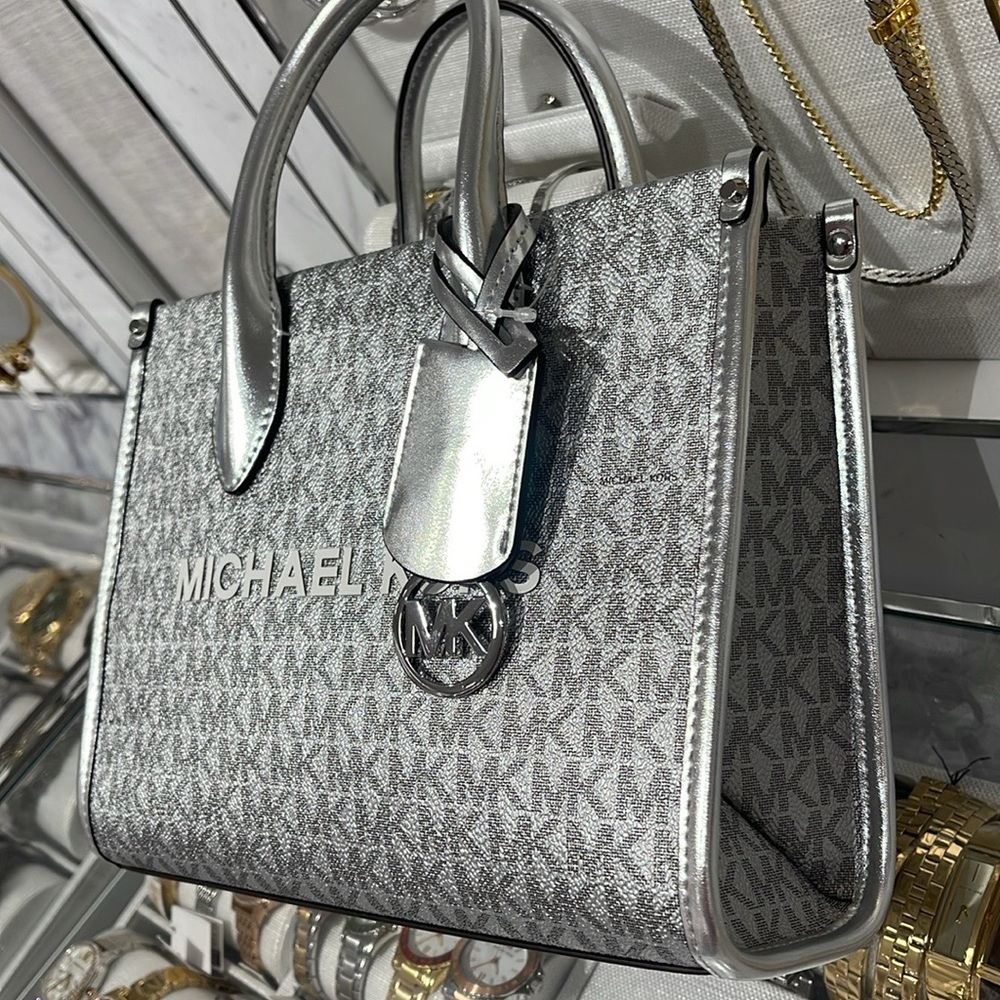 Michael Kors Mirella Small Metallic Signature Logo Crossbody Bag
Silver
NWT - Picture 3 of 16